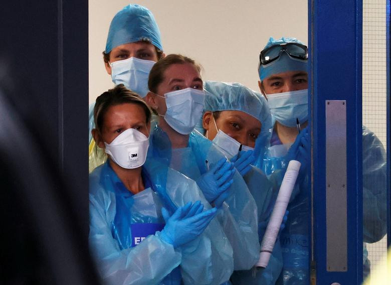 Các nhân viên Dịch vụ Y tế Quốc gia Anh (NHS) vỗ tay tại Bệnh viện Đại học Aintree trong chiến dịch "Clap for our Carers" nhằm ủng hộ lực lượng NHS ở Liverpool hôm 7/5.