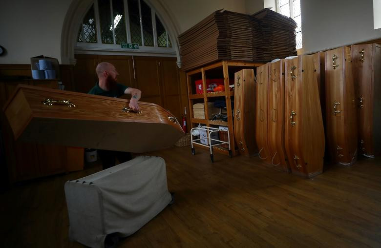 Nhân viên nhà xác Aaron Thackray di chuyển một cỗ quan tài trong nhà xác ở thủ đô London hôm 30/4.