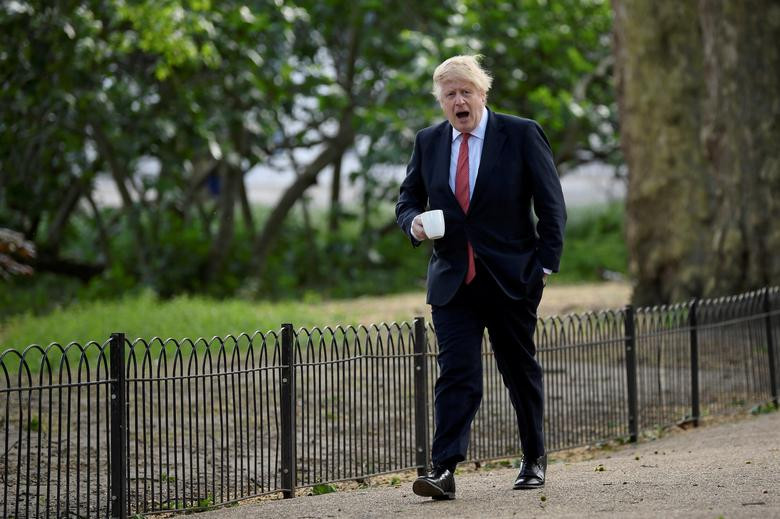 Thủ tướng Anh Boris Johnson đi bộ ở khu vực trung tâm London ngày 11/5. Ông từng bị nhiễm COVID-19 nhưng đã hồi phục sức khỏe.