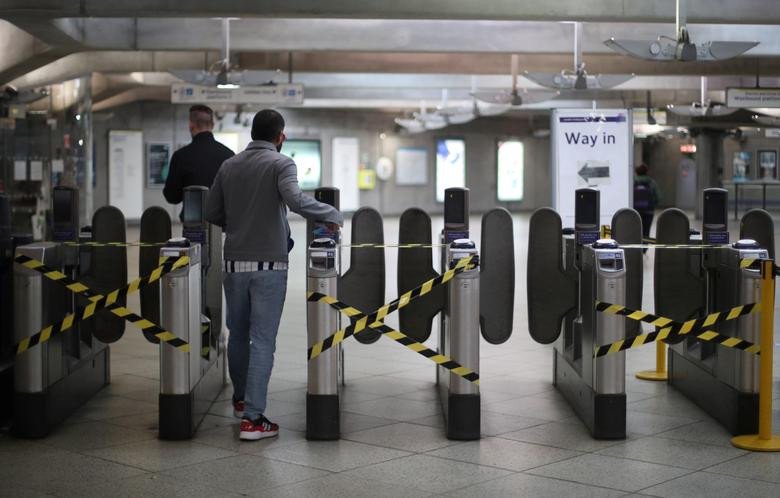 Để bảo đảm an toàn cho người lao động, Chính phủ Anh khuyến cáo người lao động nên tiếp tục làm việc ở nhà. Người dân nên tiếp tục tránh sử dụng phương tiện giao thông công cộng, nhất là vào lúc cao điểm.