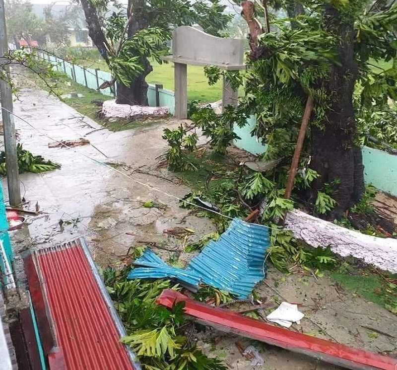 Mưa lớn trút xuống đảo Burias, vùng Bicol, Quezon, Aurora, Marinduque và Romblon hôm nay 15/5. Lũ lụt và lở đất có thể xảy ra ở những khu vực dễ bị ảnh hưởng khi mưa lớn kéo dài. Dự báo, mưa bão tiếp diễn tại nhiều khu vực ở Philippines trong ngày 16/5. Ảnh: Twitter.