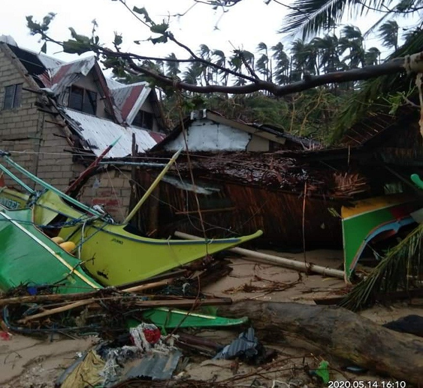 Mưa lớn và gió mạnh đã làm hư hại nhiều ngôi nhà ở Đông Samar. Ảnh: Twitter.