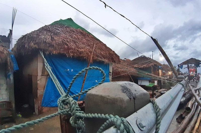 Cư dân ở Bulan, Sorsogon, gia cố nhà cửa trước khi bão ập tới hôm 14/5. Ảnh: GN.