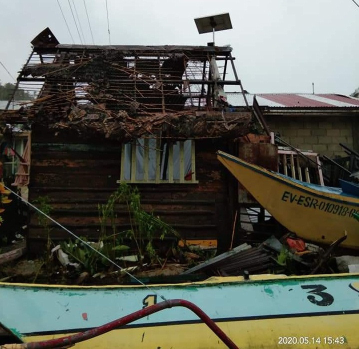Ngôi nhà bị tốc mái ở Đông Samar khi bão Vongfong quét qua. Ảnh: Twitter.