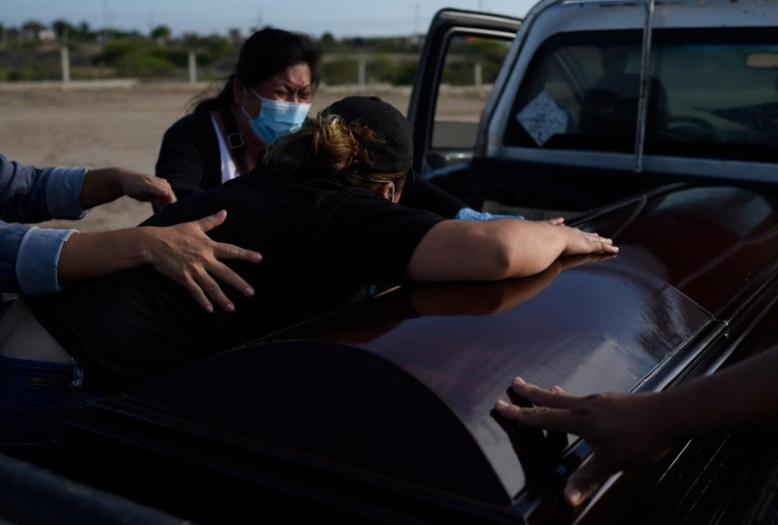 "Chúng tôi không được bảo vệ vì các bác sĩ không ở đây trong hai tháng qua. Họ phải làm việc ở Guayaquil", Angela Chalen, 31 tuổi, cho hay.