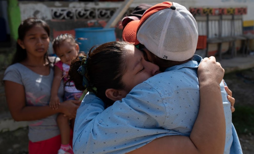 Angel Sarango, 74 tuổi, tử vong tại thị trấn Chanduy sau khi xuất hiện các triệu chứng COVID-19. Gia đình chôn cất ông tại một nghĩa trang nhỏ của thị trấn này, sau đó hỏa táng thi thể, theo khuyến cáo của các chuyên gia y tế.