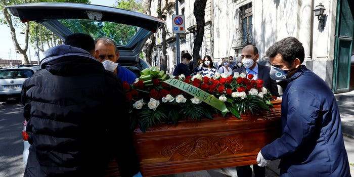 Một đám tang diễn ra tại Catania ngày 4/5, sau khi chính quyền Italy nới lỏng phong tỏa, cho phép tối đa 15 người dự đám tang.