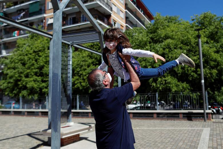 Ông Domenico di Massa chơi đùa với cháu gái, Cecilia, lần đầu tiên trong hai tháng qua, sau khi Italy cho phép các gia đình được gặp nhau ở Rome ngày 4/5.