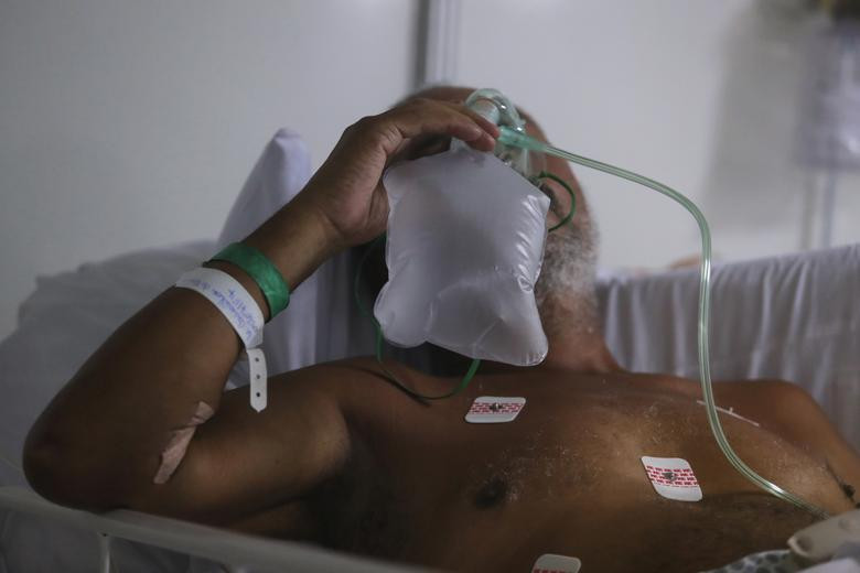 Brazil cũng đối mặt với khó khăn là thiếu thiết bị xét nghiệm. Trước đó, cựu Bộ trưởng Y tế Brazil Luiz Henrique Mandetta đánh giá dịch bệnh COVID-19 là "thách thức lớn" đối với hệ thống y tế Brazil, kêu gọi mọi người giữ khoảng cách và ở nhà để phòng ngừa lây nhiễm virus SARS-CoV-2.