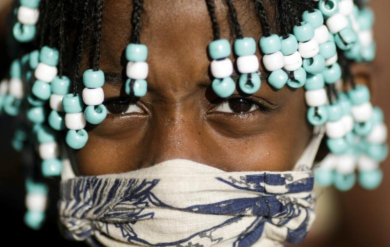 Dưới đây là một số hình ảnh về cuộc sống ở Brazil trong những ngày dịch bệnh hoành hành. Ảnh: Một bé gái đeo khẩu trang ở Rio de Janeiro hôm 12/5.