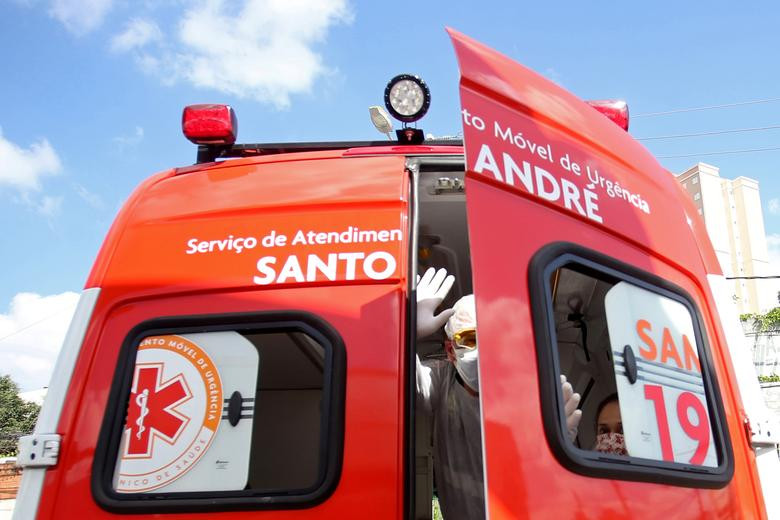 Một bệnh nhân được đưa tới bệnh viện ở Santo Andre, Sao Paulo, ngày 4/5.