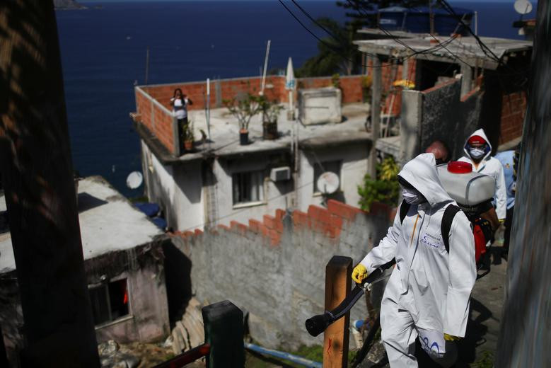 Khu ổ chuột Vidigal ở Rio de Janeiro được phun thuốc khử trùng hôm 24/4. Mời độc giả xem thêm video: WHO chính thức đặt tên cho virus corona mới là SARS-CoV-2 (Nguồn video: VTC1)