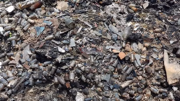 Một lãnh đạo Sở Y tế tỉnh Vĩnh Phúc khẳng định: Với dây truyền còn dính máu như trong hình ảnh, tôi khẳng định đây là rác thải nguy hại. Sở sẽ cho đoàn kiểm tra xác minh hàng trăm lọ thủy tinh chất đống có phải là rác thải y tế hay không. Theo đại diện Sở Y tế, thời gian gần đây, Sở quản lý rất chặt các đơn vị trên địa bàn về vấn đề rác thải y tế. Sau khi nhận được phản ánh, Sở sẽ cho kiểm tra và đưa ra hướng xử lý, ngăn chặn thực trạng trên.