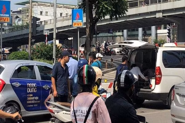 Tai xe cong nghe dot tu tren vo lang... hang Grab noi gi?