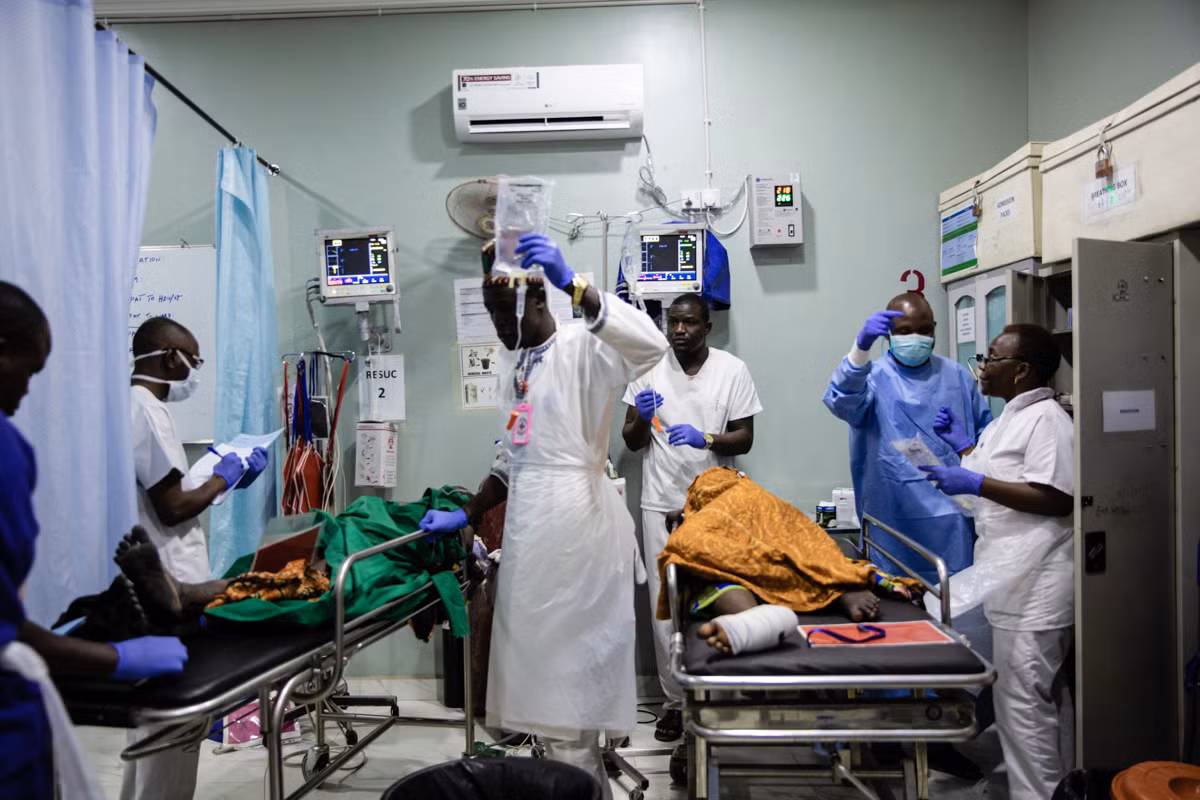 Dai dich COVID-19 de doa “nhung nguoi cung kho” o Nigeria-Hinh-13