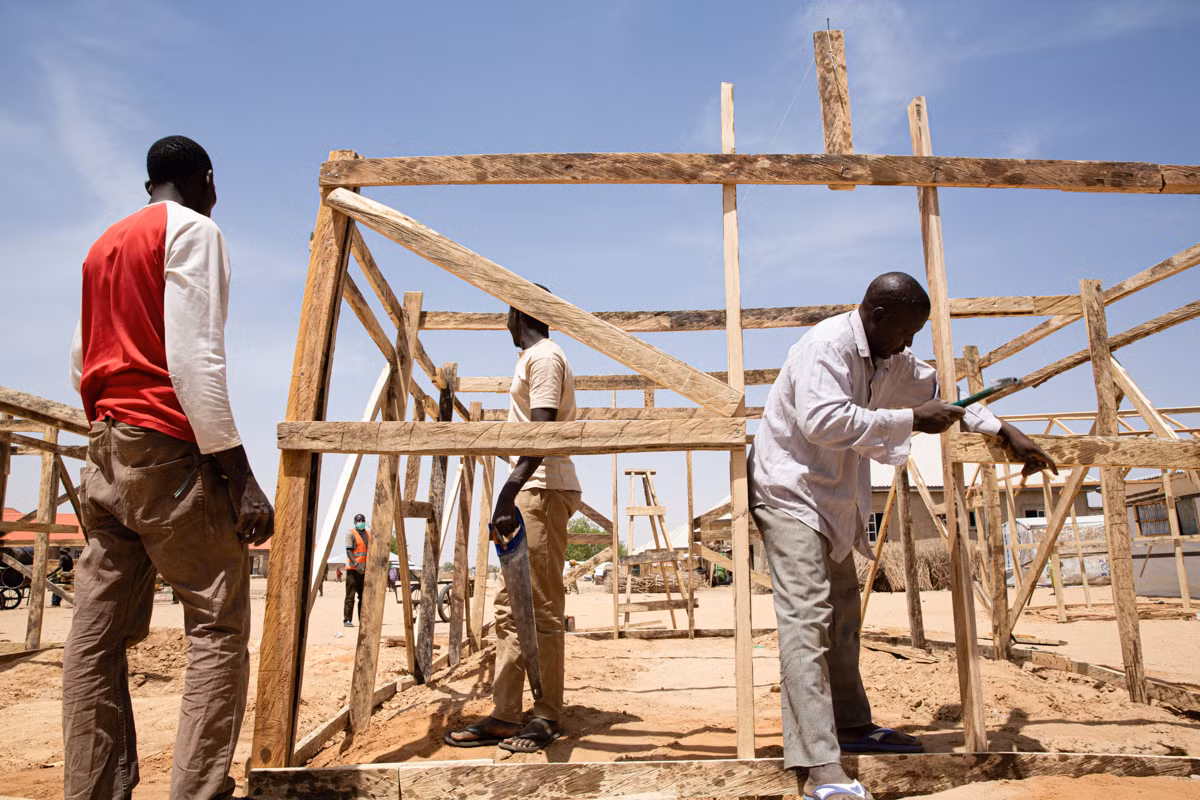 Dai dich COVID-19 de doa “nhung nguoi cung kho” o Nigeria-Hinh-5