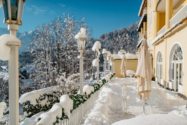 Ngày nay, khách sạn 130 tuổi này có "view" ấn tượng nhìn ra Zugspitze, đỉnh cao nhất của nước Đức. Trong những tháng ấm áp, du khách có thể ngắm cảnh từ sân thượng Panorama.