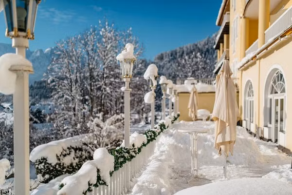 Ngày nay, khách sạn 130 tuổi này có "view" ấn tượng nhìn ra Zugspitze, đỉnh cao nhất của nước Đức. Trong những tháng ấm áp, du khách có thể ngắm cảnh từ sân thượng Panorama.