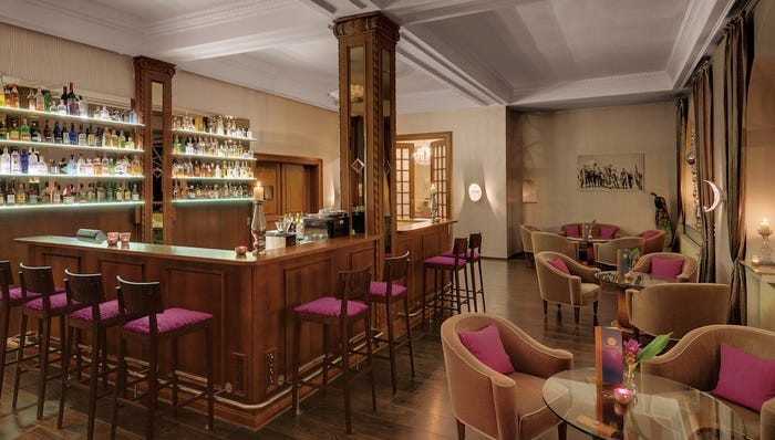 Quầy bar của khách sạn có tên Peacock Gin &amp; Co. Bar. Khách sạn này phục vụ đồ uống tại phòng cho khách trong 24 giờ.