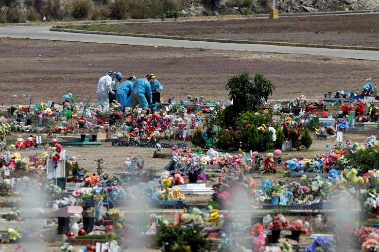 Nhân viên nhà tang lễ khiêng quan tài chứa thi thể bệnh nhân COVID-19 tại nghĩa trang ở Tegucigalpa, Honduras, ngày 31/3.