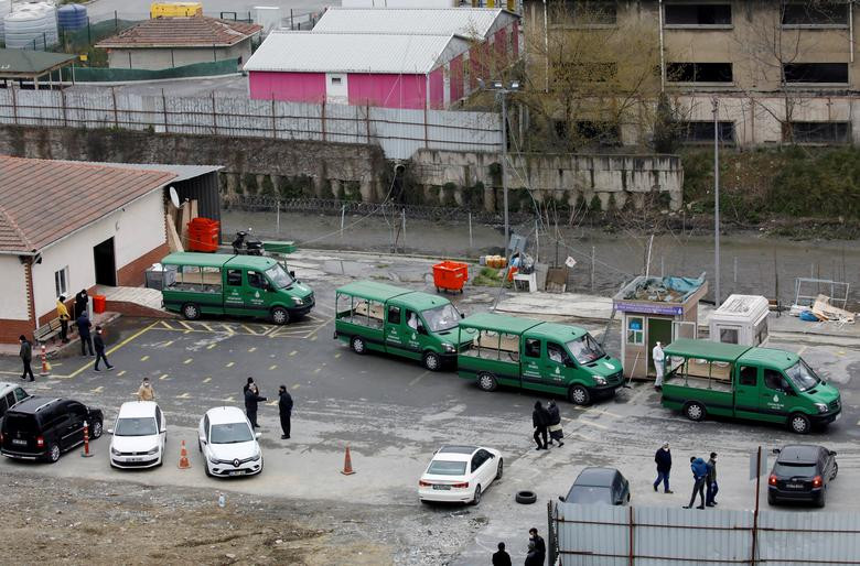 Hàng dài xe của nhà tang lễ đỗ trước nhà xác để chở quan tài chứa thi thể những người tử vong vì COVID-19 đến nghĩa trang ở Istanbul, Thổ Nhĩ Kỳ, ngày 31/3.