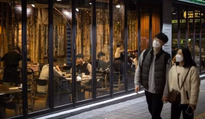 Để khuyến khích những người không muốn tiết lộ danh tính đi làm xét nghiệm, thành phố sẽ cung cấp các xét nghiệm ẩn danh miễn phí. Ảnh: SCMP.