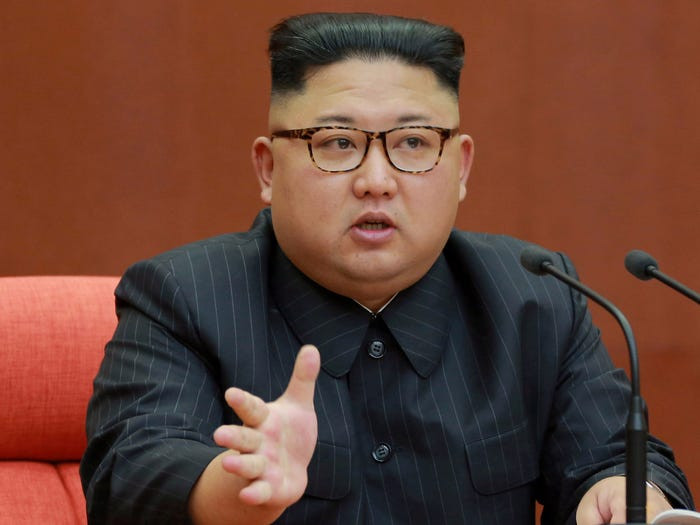 Trong những ngày đầu đảm nhận vị trí người đứng đầu Bộ Ngoại giao Mỹ, ông Pompeo thường xuyên gặp nhà lãnh đạo Triều Tiên Kim Jong Un (ảnh). Ngoài ra, Bộ trưởng Ngoại giao Mike Pompeo cũng thực hiện chuyến thăm Afghanistan, Saudi Arabia và Iraq. Mời độc giả xem thêm video: Chuyến thăm Israel của Ngoại trưởng Mỹ Mike Pompeo (Nguồn video: VTC14)