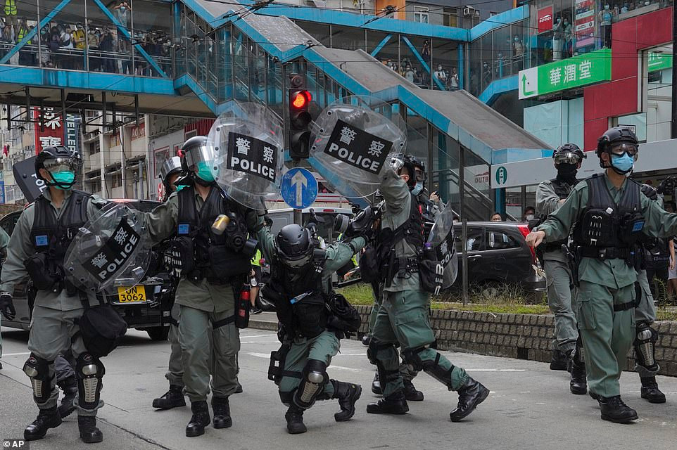 Ngày 23/5, gần 200 chính khách từ khắp nơi trên thế giới, trong đó có 17 thành viên Quốc hội Mỹ, đã công khai chỉ trích dự luật an ninh mới của Trung Quốc. Ảnh: Cảnh sát chống bạo động Hong Kong được triển khai để trấn áp người biểu tình ở Causeway Bay hôm 24/5. Ảnh: AP.