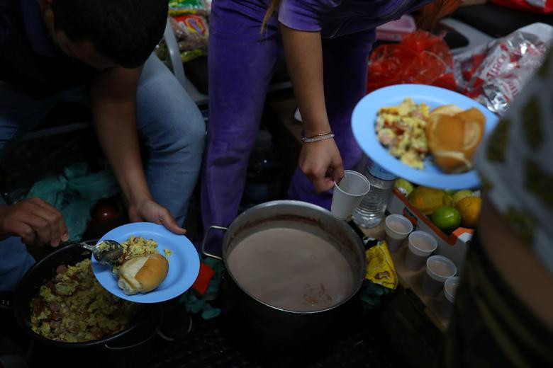 Bữa sáng được phục vụ tại sân bay.