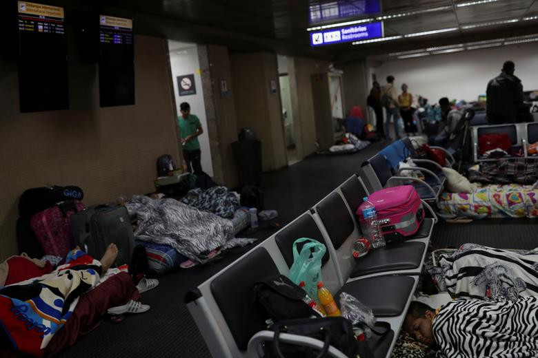 Cảnh ngổn ngang trong sân bay Guarulhos khi nơi này biến thành chỗ ăn ngủ cho những hành khách Colombia bị mắc kẹt.