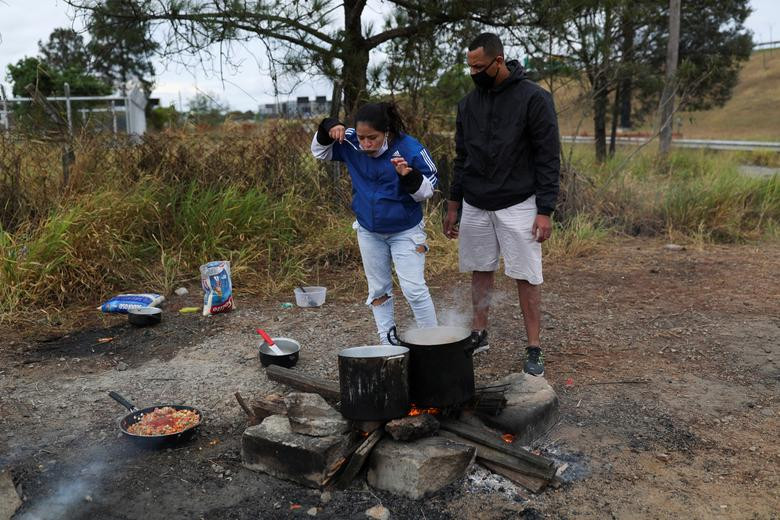 Yulieth Morales, 23 tuổi, nếm thử món súp mà cô vừa nấu ngay gần sân bay Guarulhos.