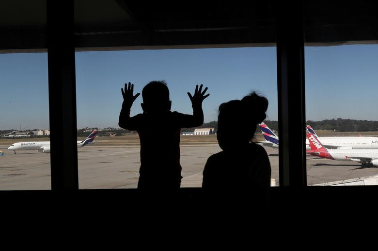 Mẹ con cô Yeraldin Betancourt đứng nhìn những chiếc máy bay ở phi trường hôm 25/5. Có lẽ họ sẽ phải ở đây cho tới khi các chuyến bay được nối lại. Mời độc giả xem thêm video: WHO chính thức đặt tên cho virus corona mới là SARS-CoV-2 (Nguồn video: VTC1)