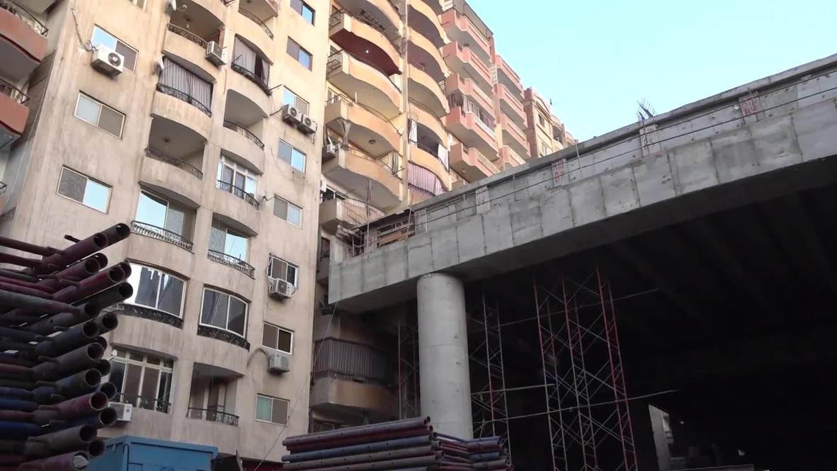 Tuy nhiên, rất nhiều người đã phản đối việc xây dựng cầu cao tốc này. Họ khẳng định rằng giấy phép các tòa nhà chung cư ở đây đã bị thu hồi vào năm 2008, do vậy những tòa chung cư này không thể bị coi là xây dựng trái phép. Mời độc giả xem thêm video: Cây cầu gần 100 tuổi nổ mìn cũng không chịu sập (Nguồn video: VTC14)