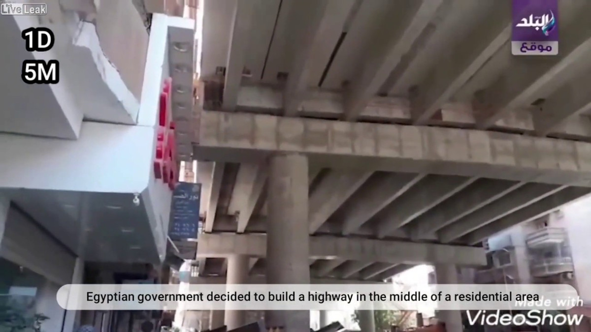 Vì sao Ai Cập cho phép xây dựng đường cao tốc một cách vô lý như vậy? Theo các nguồn tin, Bộ Nhà ở Ai Cập đã giải thích rằng bốn tòa nhà gần cao tốc này là những công trình xây dựng trái phép. Quyết định phá dỡ những tòa chung cư này được ban hành vào thời điểm cây cầu hoàn thành.