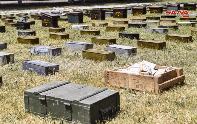 Ngoài ra, Syria cũng phát hiện hàng chục đường hầm, kho vũ khí cất giấu dưới lòng đất và lượng lớn trang thiết bị quân sự mà nhóm phiến quân từng sử dụng để tấn công căn cứ của Quân đội Syria và khu dân cư.