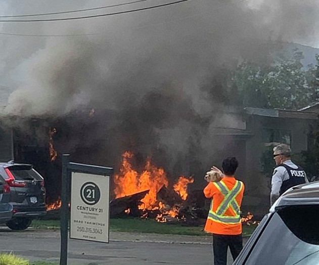 Hien truong may bay trinh dien Canada lao xuong nha dan, chay ngun ngut-Hinh-2