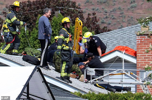 Hien truong may bay trinh dien Canada lao xuong nha dan, chay ngun ngut-Hinh-11