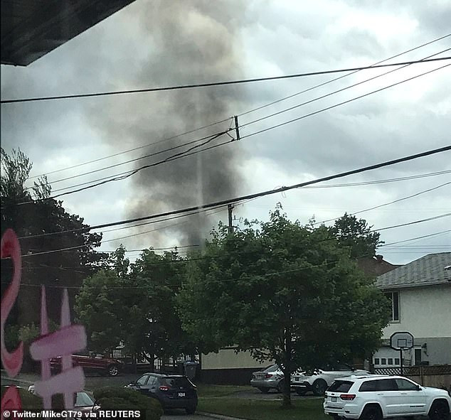 Hien truong may bay trinh dien Canada lao xuong nha dan, chay ngun ngut-Hinh-7