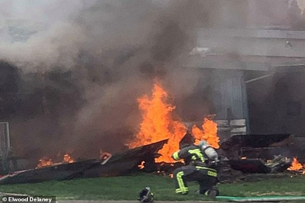 Hien truong may bay trinh dien Canada lao xuong nha dan, chay ngun ngut-Hinh-3