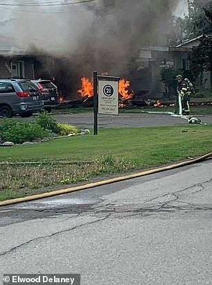 Hien truong may bay trinh dien Canada lao xuong nha dan, chay ngun ngut-Hinh-5