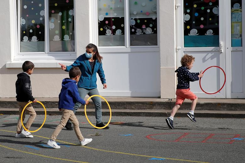 Các em nhỏ chơi đùa trong sân trường ở Saint-Sebastien-sur-Loire gần Nantes, Pháp.
