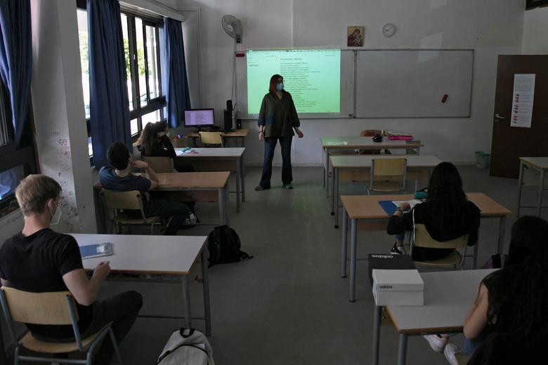 Giáo viên và học sinh đeo khẩu trang trong lớp học sau khi biện pháp phong tỏa được nới lỏng ở Nicosia, Síp, ngày 13/5.