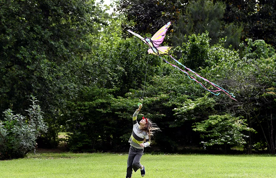 Một em nhỏ chơi thả diều trong công viên Sempione ở Milan, sau khi các công viên được mở cửa trở lại.