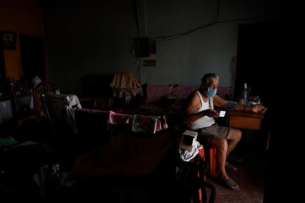 Một số người dân, trong đó có Segundo Montoya, 65 tuổi, đã từ chối đến bệnh viện công vì sợ hãi. "Một bác sĩ đến, nhưng tôi không muốn đến bệnh viện, vì tôi có thể bị bỏ lại ở đó một mình đến chết", Montoya nói trong khi tự đo huyết áp tại nhà riêng ở Zapotal.