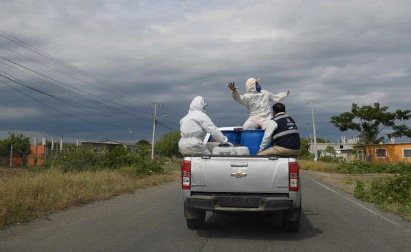 Ba tình nguyện viên đi phun thuốc khử trùng tại quê nhà của họ ở thị trấn Zapotal.