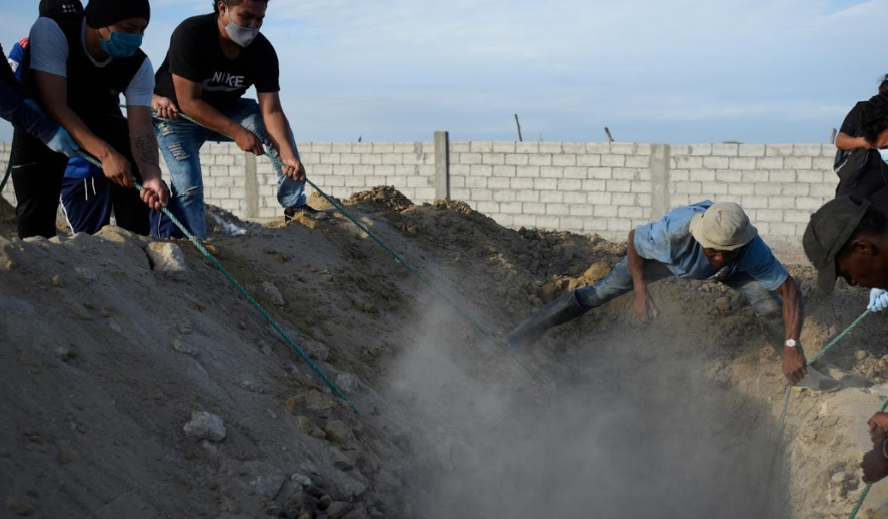 Thi thể người quá cố được chôn cất tại một nghĩa trang ở Chanduy. Mời độc giả xem thêm video: WHO chính thức đặt tên cho virus corona mới là SARS-CoV-2 (Nguồn video: VTC1)