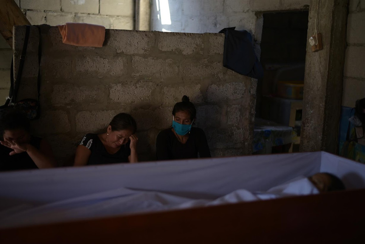 "Chúng tôi đã đề nghị sự hỗ trợ từ các đoàn y tế và chúng tôi vẫn đang chờ đợi. Chúng tôi cần các bác sĩ đến xét nghiệm COVID-19, vì chưa có ai được xét nghiệm", Tomala nói.