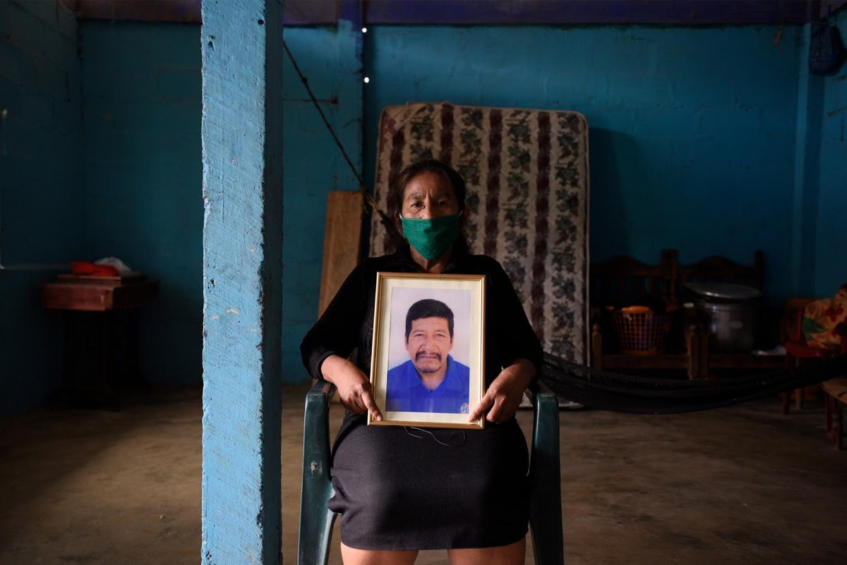 Marina Cruz, 59 tuổi, cầm di ảnh của người chồng quá cố Alfredo Cruz, 64 tuổi, tại nhà ở Pechiche - một ngôi làng bị ảnh hưởng nặng nề bởi dịch COVID-19. Được biết, Alfredo đã qua đời tại bệnh viện và bà Marina cũng bị nhiễm virus SARS-CoV-2 nhưng quyết định ở nhà.