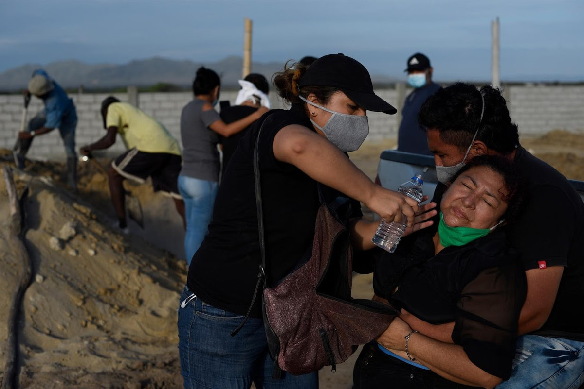 Tình hình cho thấy việc chuyển bác sĩ tới thành phố có thể khiến sự bùng phát của COVID-19 ở khu vực nông thôn gây hậu quả nghiêm trọng hơn.