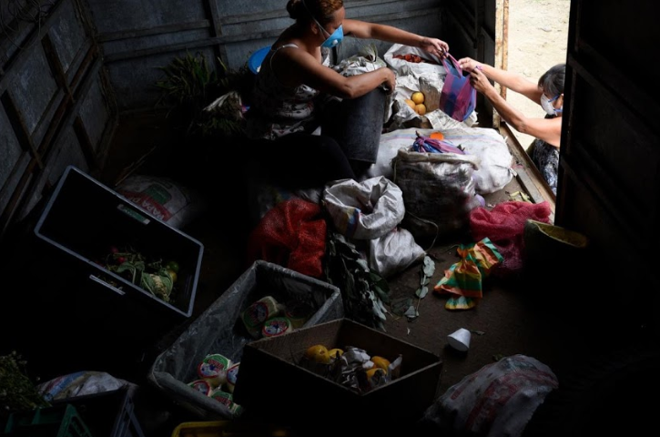 Emperatriz Escudero, 48 tuổi, đeo khẩu trang khi bán hàng cho khách trên chiếc xe tải của cô ở El Real.